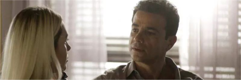 Kim (Monica Iozzi) diz a Márcio (Anderson di Rizzi) que Josiane (Agatha Moreira) precisou abrir a carteira para renovar o closet em 'A Dona do Pedaço' — Foto: Globo