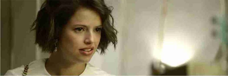 Jô (Agatha Moreira) fica em choque quando descobre que perdeu tudo, em 'A Dona do Pedaço — Foto: Globo