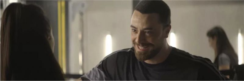 Abdias (Felipe Titto) não acredita que recebeu um convite da deusa Vivi Guedes (Paolla Oliveira), em 'A Dona do Pedaço' — Foto: TV Globo