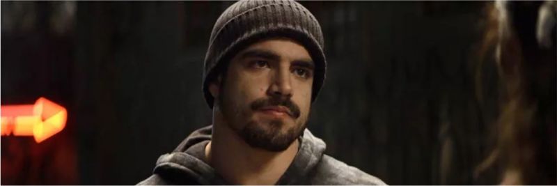 Rock (Caio Castro) conta a Maria da Paz (Juliana Paes) que Jô (Agatha Moreira) vai vender a fábrica, em 'A Dona do Pedaço' — Foto: Globo