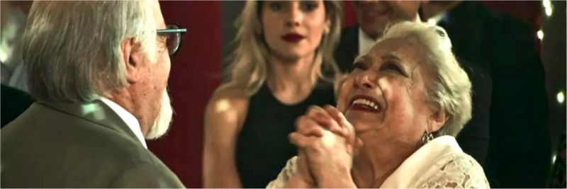 Marlene (Suely Franco) fica radiante com pedido de Antero (Ary Fontoura), em 'A Dona do Pedaço' — Foto: Globo
