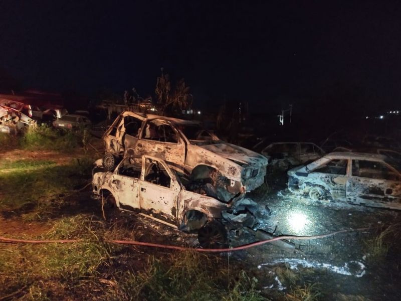 Incêndio destruiu cerca de 60 veículos em pátio credenciado ao Detran em Perdizes — Foto: Corpo de Bombeiros/Divinópolis