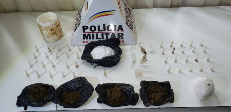 Drogas apreendidas dentro de um cupinzeiro em Carmo do Cajuru — Foto: Polícia Militar/Divulgação