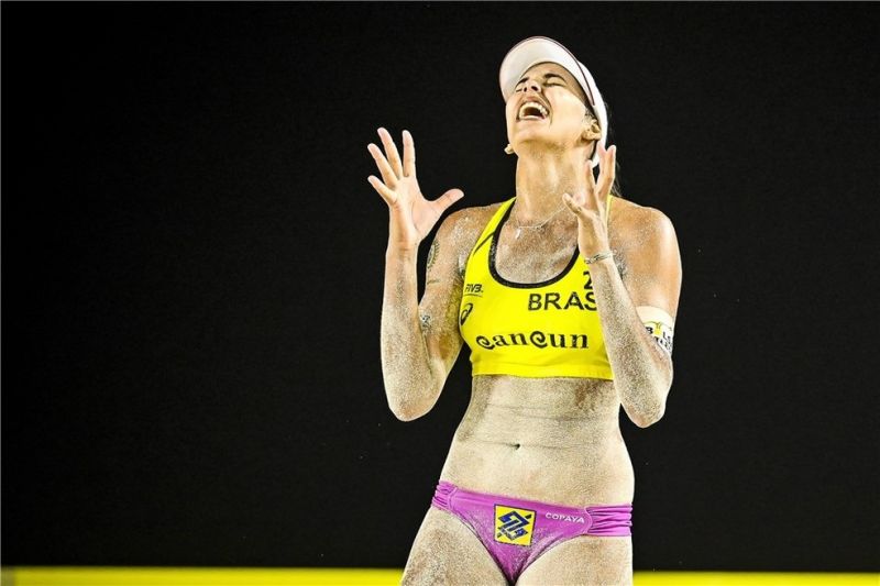Duda lamenta em derrota contra Taiana e Talita — Foto: Divulgação