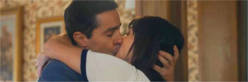 Almeida (Ricardo Pereira) e Clotilde (Simone Spoladore) se beijam em 'Éramos Seis' — Foto: Globo
