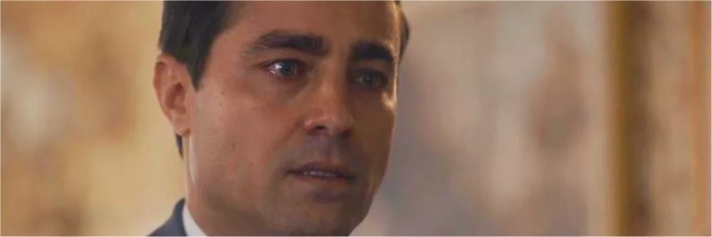 Almeida (Ricardo Pereira) se surpreende em conversa com Clotilde (Simone Spoladore) — Foto: Globo