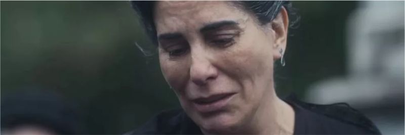 Lola (Gloria Pires) faz depoimento emocionado na despedida a Júlio (Antonio Calloni) — Foto: Globo