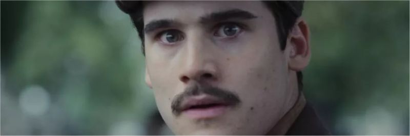 Alfredo (Nicolas Prattes) se assusta ao ver Marion (Ellen Rocche) no cemitério — Foto: Globo