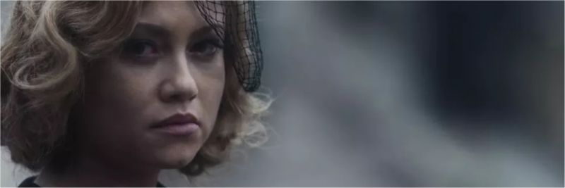 Marion (Ellen Rocche) vai escondida ao enterro de Júlio (Antonio Calloni) — Foto: Globo