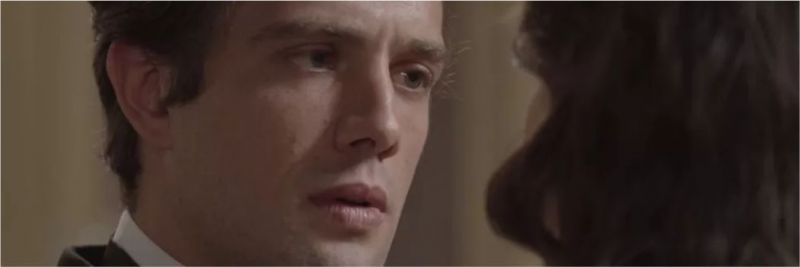Danilo se declara e Cris se rende ao beijo na pele de Julia 