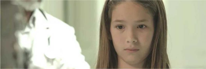 Priscila (Clara Galinari) se sente culpada pela situação de Alain (João Vicente de Castro) e vai até o hospital pedir perdão ao cineasta 