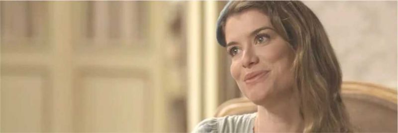 Dora (Alinne Moraes) chama a atenção de Julia em 'Espelho da Vida'