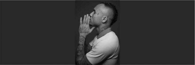 No ensaio da CBF, Everton mostra tatuagem com o ano de nascimento (1996) — Foto: Lucas Figueiredo/Divulgação CBF