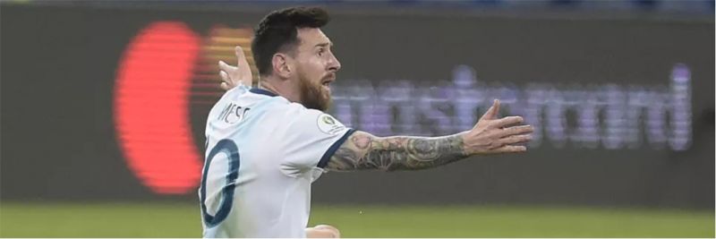 Messi reclama da arbitragem no Mineirão — Foto: André Durão