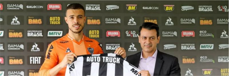 Atacante Franco Di Santo e diretor de futebol, Rui Costa, durante apresentação na Cidade do Galo — Foto: Bruno Cantini/Atlético-MG