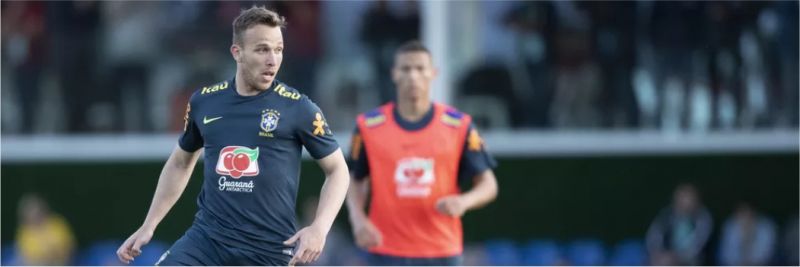Arthur domina bola em treino da seleção brasileira, na Granja Comary — Foto: Lucas Figueiredo/MoWA Press