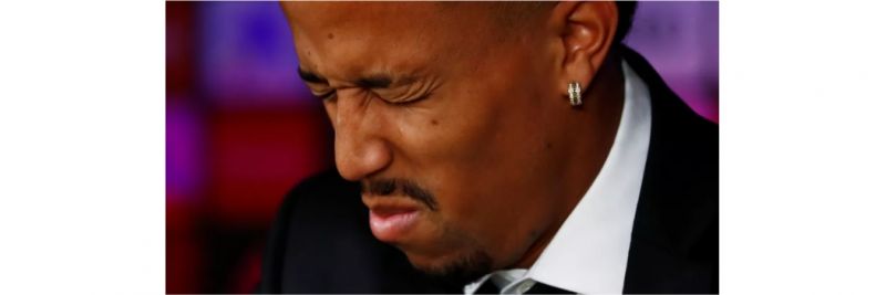 Militão no momento em que passou mal: susto interrompeu coletiva — Foto: Reuters