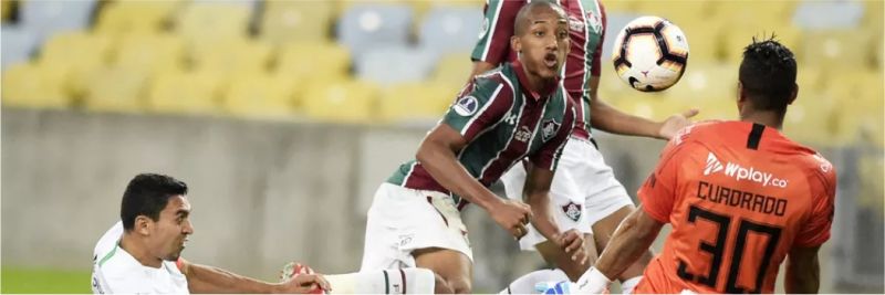 João Pedro tenta toque por cobertura e quase marca o quarto no jogo — Foto: André Durão