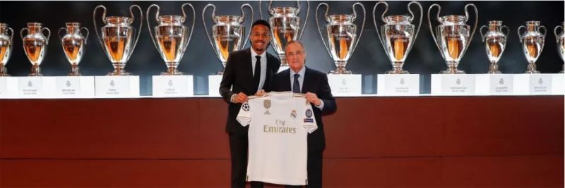Brasileiro posou para tradicional foto ao lado do presidente Florentino Pérez — Foto: Divulgação/Real Madrid