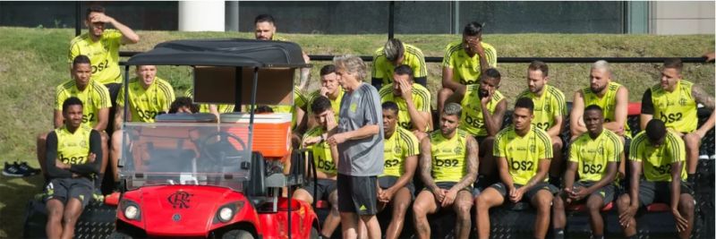 Didático, Jorge Jesus dá orientações aos jogadores do Flamengo durante treino — Foto: Alexandre Vidal/Flamengo