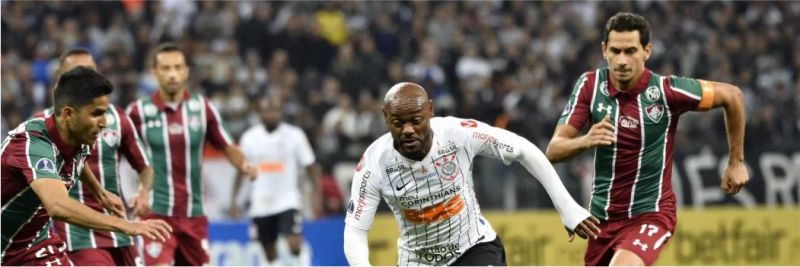 Vagner Love em lance no primeiro tempo — Foto: Marcos Ribolli