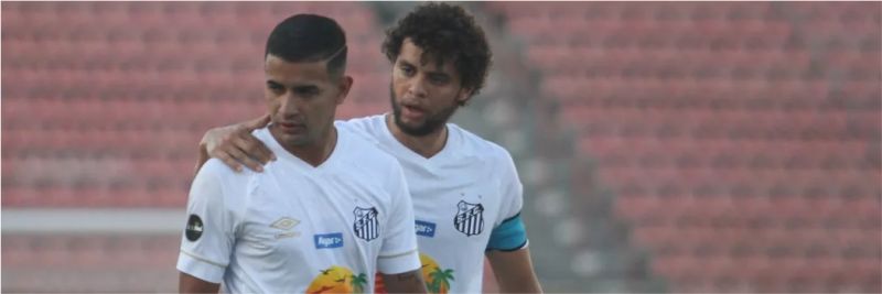 Derlis González e Victor Ferraz durante a partida