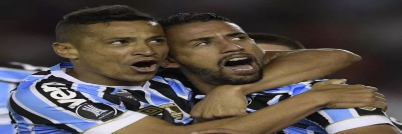 Michel vibra após gol no Monumental de Núñez