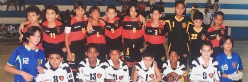 Kaio Jorge (camisa 10) num time do Sport ao lado dos filhos de Marcelinho Paraíba (6) e Magrão (12); este último hoje joga na base do São Paulo 