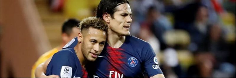 Neymar é abraçado por Cavani após marcar contra o Monaco 