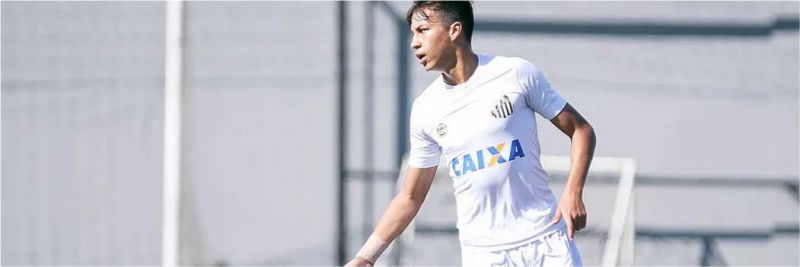 Aos 15 anos, ele fez a sua estreia pela Copa São Paulo de Futebol Júnior 