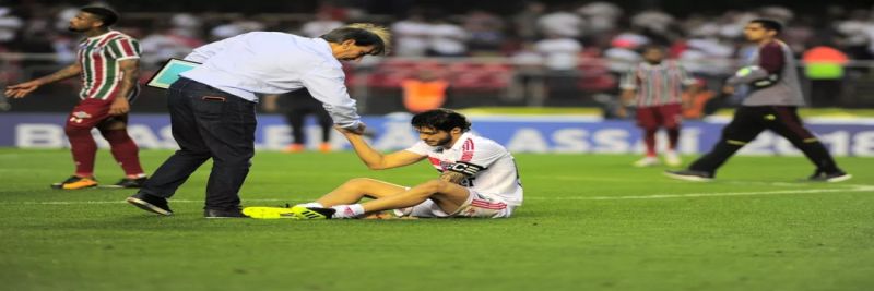 Auxiliar técnico Juan Verzeri ajuda Hudson se levantar 