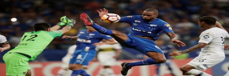 Dedé levou amarelo após disputa no alto com o goleiro Rossi 