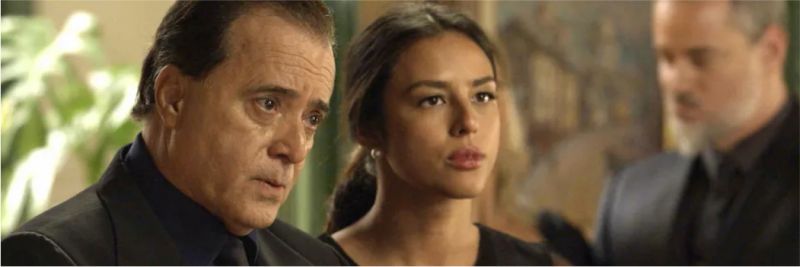 Olavo (Tony Ramos) provoca Valentina (Lilia Cabral) durante funeral, em 'O Sétimo Guardião' — Foto: TV Globo