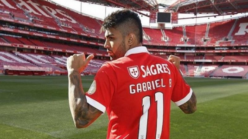 Sem ter se adaptado ao Benfica, Gabigol pode deixar o clube e voltar para o Santos, diz jornal