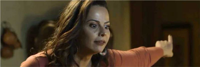 Neide (Viviane Araújo) busca explicações de Judith (Isabela Garcia) sobre rápida recuperação de León, em 'O Sétimo Guardião' 