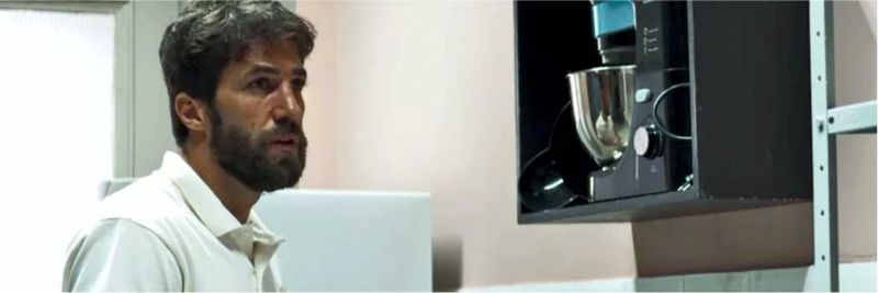 Rael (Rafael Queiroz) aproveita confusão para mirar em Maria da Paz (Juliana Paes), em 'A Dona do Pedaço' — Foto: TV Globo