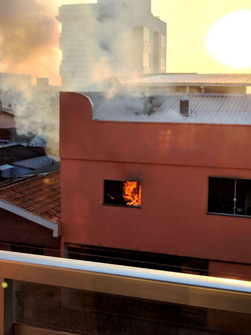 Mangueira de gás se rompe e cozinha de restaurante pega fogo em Uberlândia
