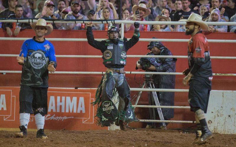 Ex-jogador de futebol, peão vence final em Barretos, leva R$ 80 mil e representa o Brasil em Las Vegas