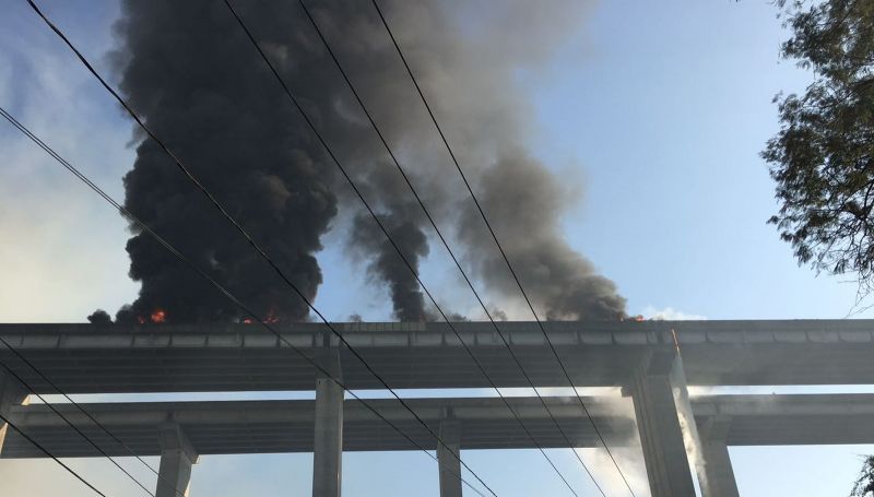 Acidente com 36 veículos provoca incêndio e mortes na Carvalho Pinto em Jacareí