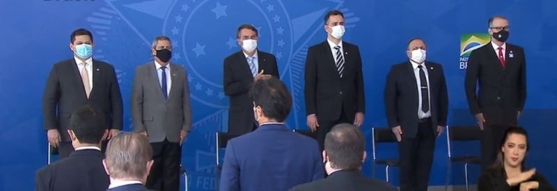 Bolsonaro, ministros e senadores na cerimônia de sanção de projeto e medida provisória sobre vacinas — Foto: Reprodução / TV Brasil
