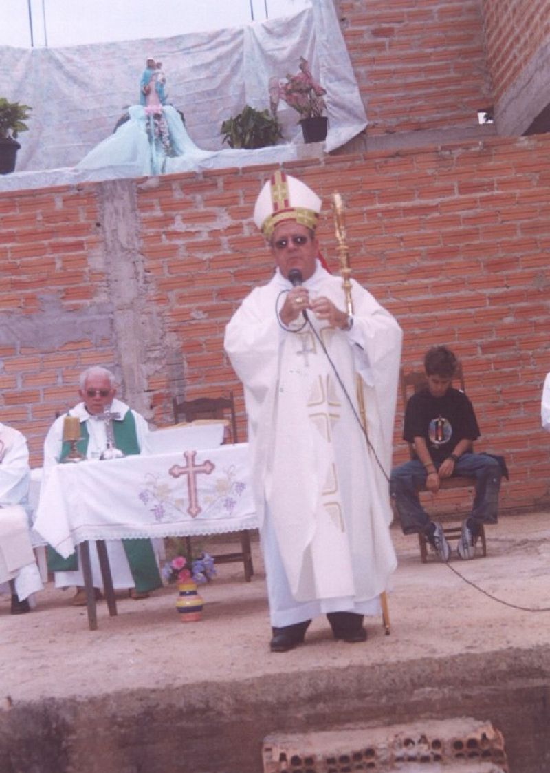  Depois de 09 anos do início das obras o Bispo Dom João Bosco Óliver de Faria, celebra primeira missa em louvor a Nossa Senhora da cabeça no santuário, ainda em construção, com Monsenhor Calimério, concelebrando.