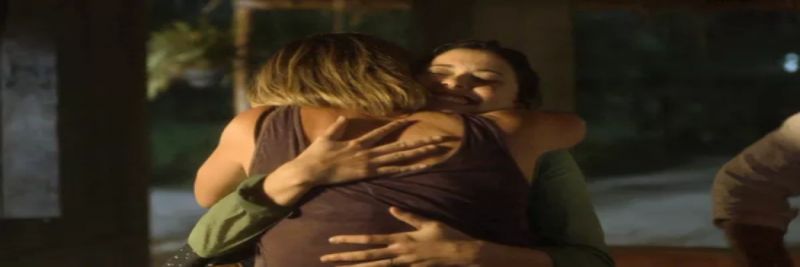 A DJ se emociona e pede um abraço à garota 