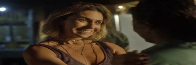 Luzia fica frente a frente com Emily e diz que elas são parecidas 