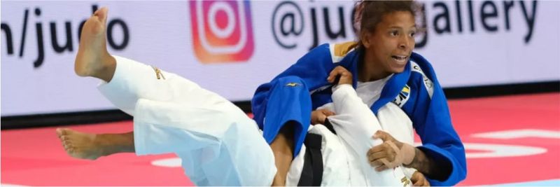 Rafaela Silva lutando contra Yoshida, do Japão, no Mundial de Judô — Foto: Roberto Castro / rededoesporte.gov.br