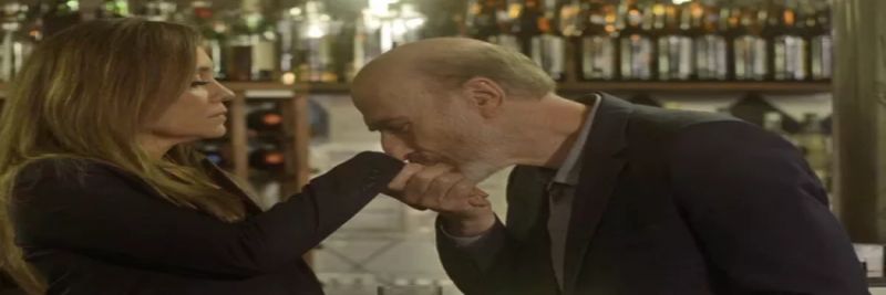 A mãe de Roberval vê o Athayde se encontrando com Laureta