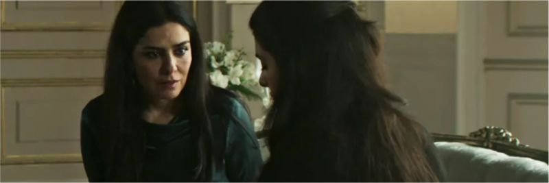 Fairouz entrega para Soraia (Leticia Sabatella) um bilhete de Hussein (Bruno Cabrerizo) em 'Órfãos da Terra' — Foto: Reprodução/TV Globo