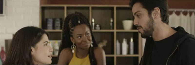 Em 'Órfãos da Terra', Laila (Julia Dalavia) se surpreende ao ver Bruno (Rodrigo Simas) de volta ao país — Foto: TV Globo