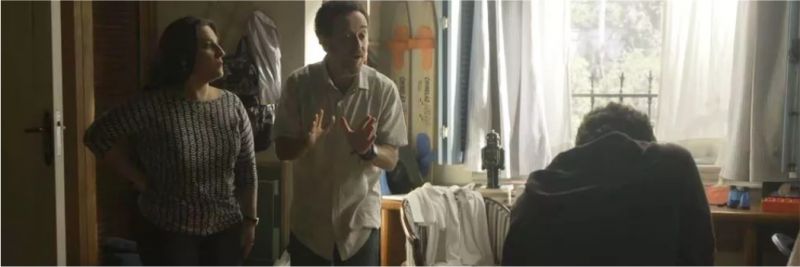 Caetano (Glicério do Rosário) tenta acalmar briga de Aline (Simone Gutierrez) e Benjamin (Filipe Bragança) — Foto: Globo