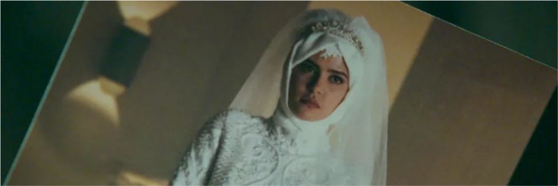 Ao ver a foto Laila (Julia Dalavia), Jamil (Renato Góes) descobre da noiva de Aziz (Herson Capri) é a mesma garota por quem se apaixonou — Foto: Reprodução/TV Globo