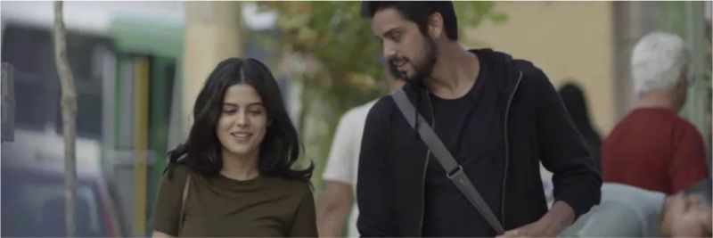 Bruno (Rodrigo Simas) conta um pouco do que viu fora do Brasil — Foto: TV Globo